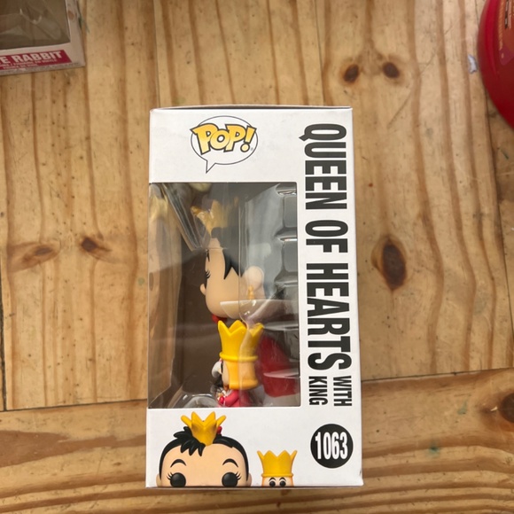 Queen of Hearts With King Funko Pop - Picture 2 of 4
